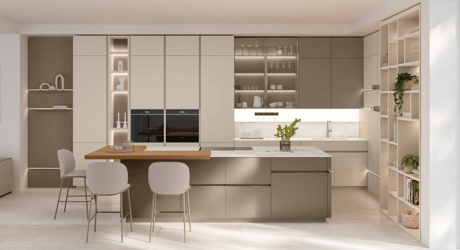 Cucina con isola tortora, piano in marmo bianco e penisola in legno, sgabelli grigi, colonne panna e vetrine illuminate