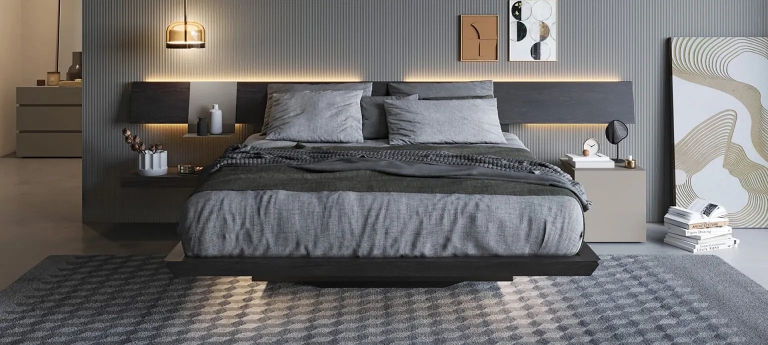 Camera da letto con letto sospeso in legno scuro, testiera illuminata a LED, biancheria grigia e tappeto a rombi